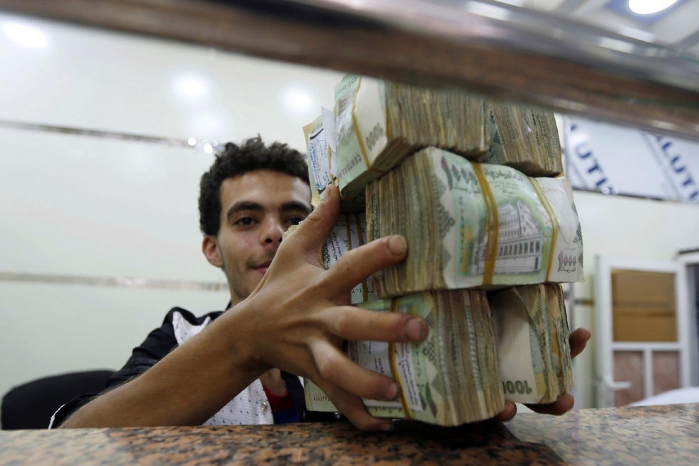 محلات الصرافة في مناطق سيطرة الحوثيين ترفض تسليم الحوالات المالية للمواطنين بالعملات الأجنبية