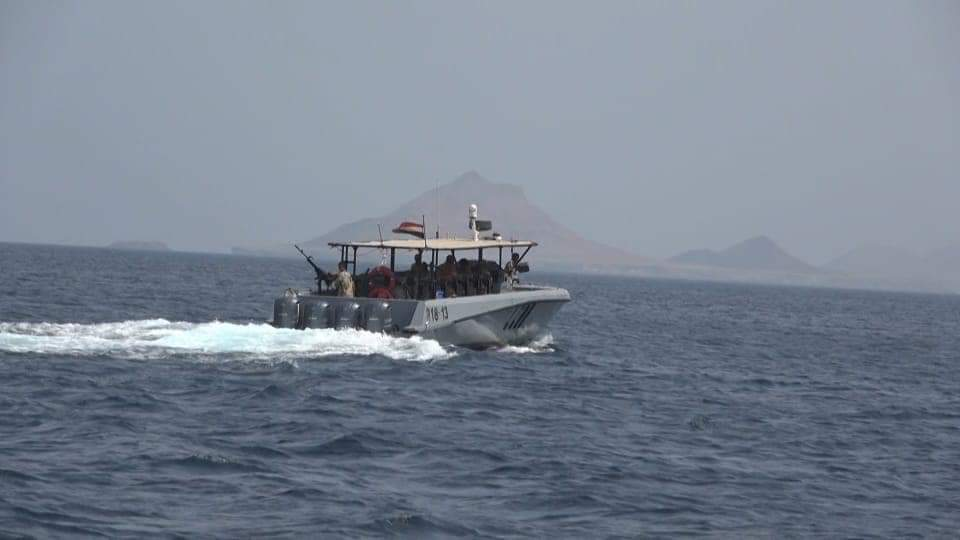 قوات خفر السواحل اليمنية تحتجز زوارق إرتيرية حاولت الاعتداء على صيادين يمنيين قبالة جزيرة حنيش