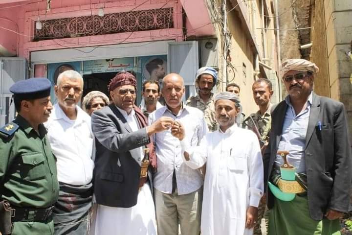 اللجنة المكلفة بتقييم وتسليم المنازل في مدينة تعز تسلم عدد من المنازل والمنشآت الخاصة لملاكها 