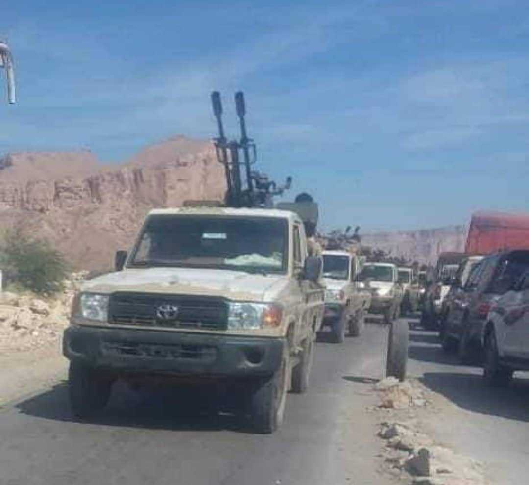 قوات تابعة للواء الحماية الرئاسية تصل عتق في طريقها إلى عدن