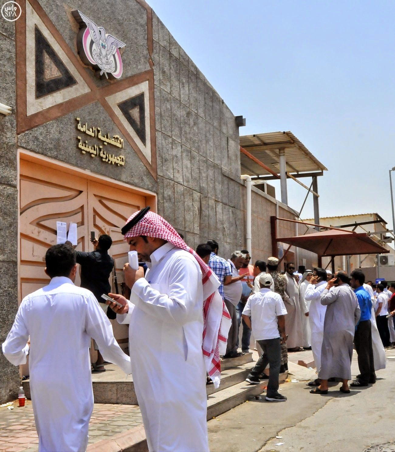 السفارة اليمنية في الرياض تقول إن قراراً صدر بإيقاف مندوب قنصلية جدة لدى المنفذ الحدودي في شرورة