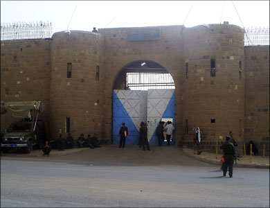 أمهات المختطفين: إصابة مؤكدة وحالات اشتباه بفيروس كورونا في السجن المركزي بصنعاء