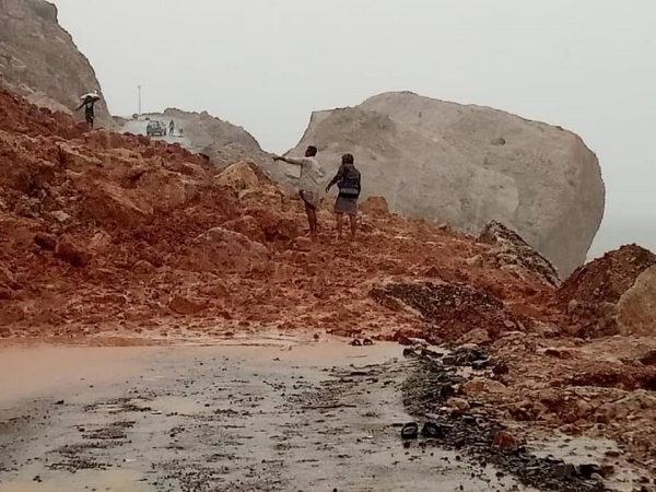 انهيارات صخرية تعزل عاصمة "سقطرى" عن المناطق الأخرى بعد أمطار غزيرة