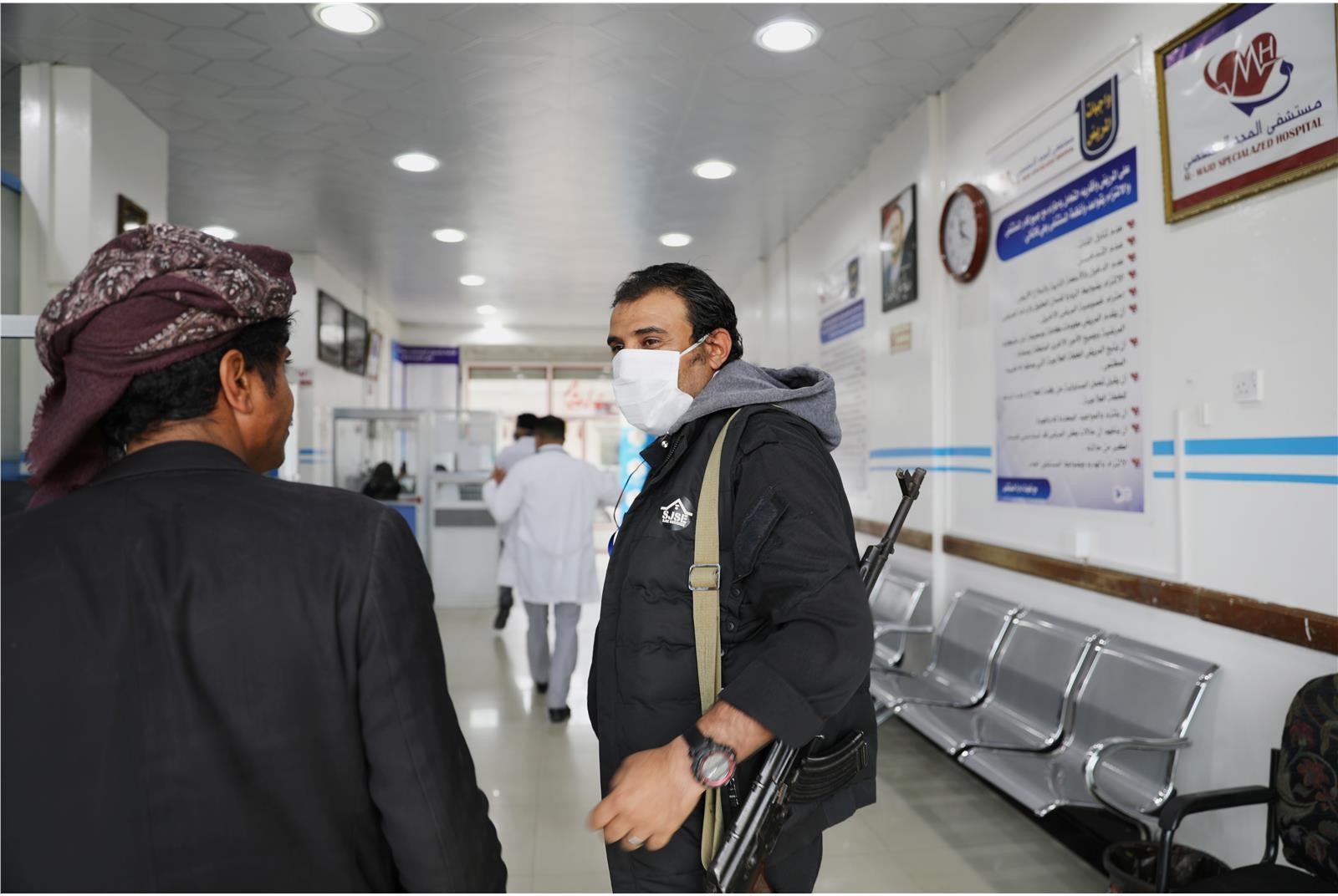 الحكومة تسلم "الصحة العالمية" 10 آلاف جرعة من لقاح كورونا لتطعيم الكوادر الطبية في مناطق سيطرة الحوثيين