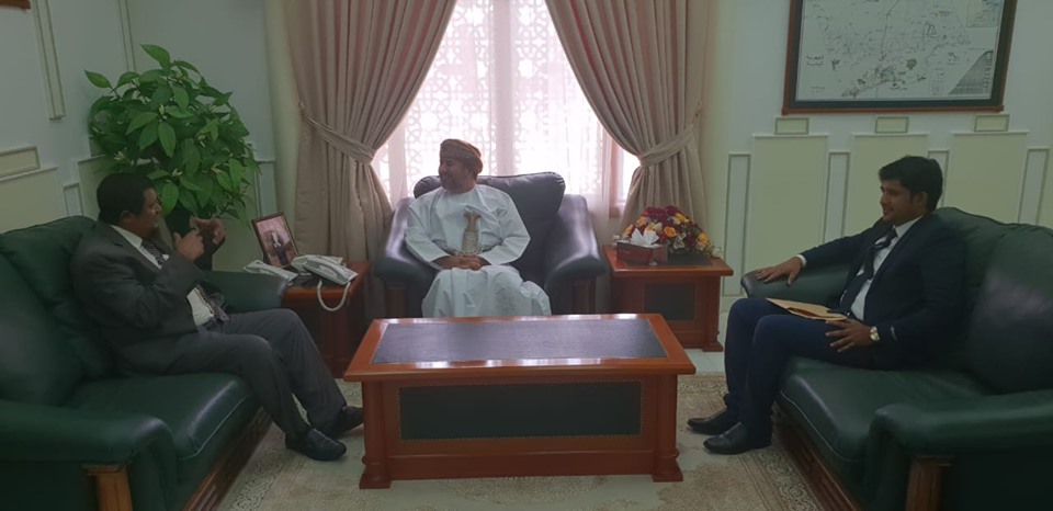 سلطنة عمان تبحث مع نائب محافظ المهرة لتنفيذ مشاريع في قطاع الكهرباء والطرق