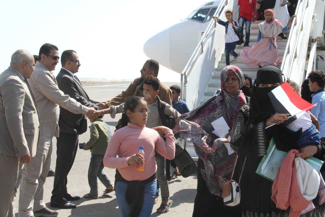 وصول 138 يمنياً من العالقين في السودان إلى مطار المخا