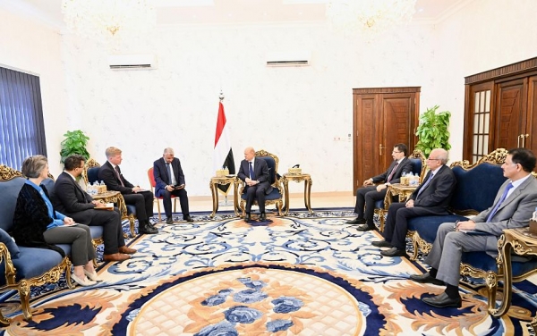 عدن.. الرئيس العليمي يبحث مع المبعوث الأممي جهود استئناف عملية السلام في اليمن