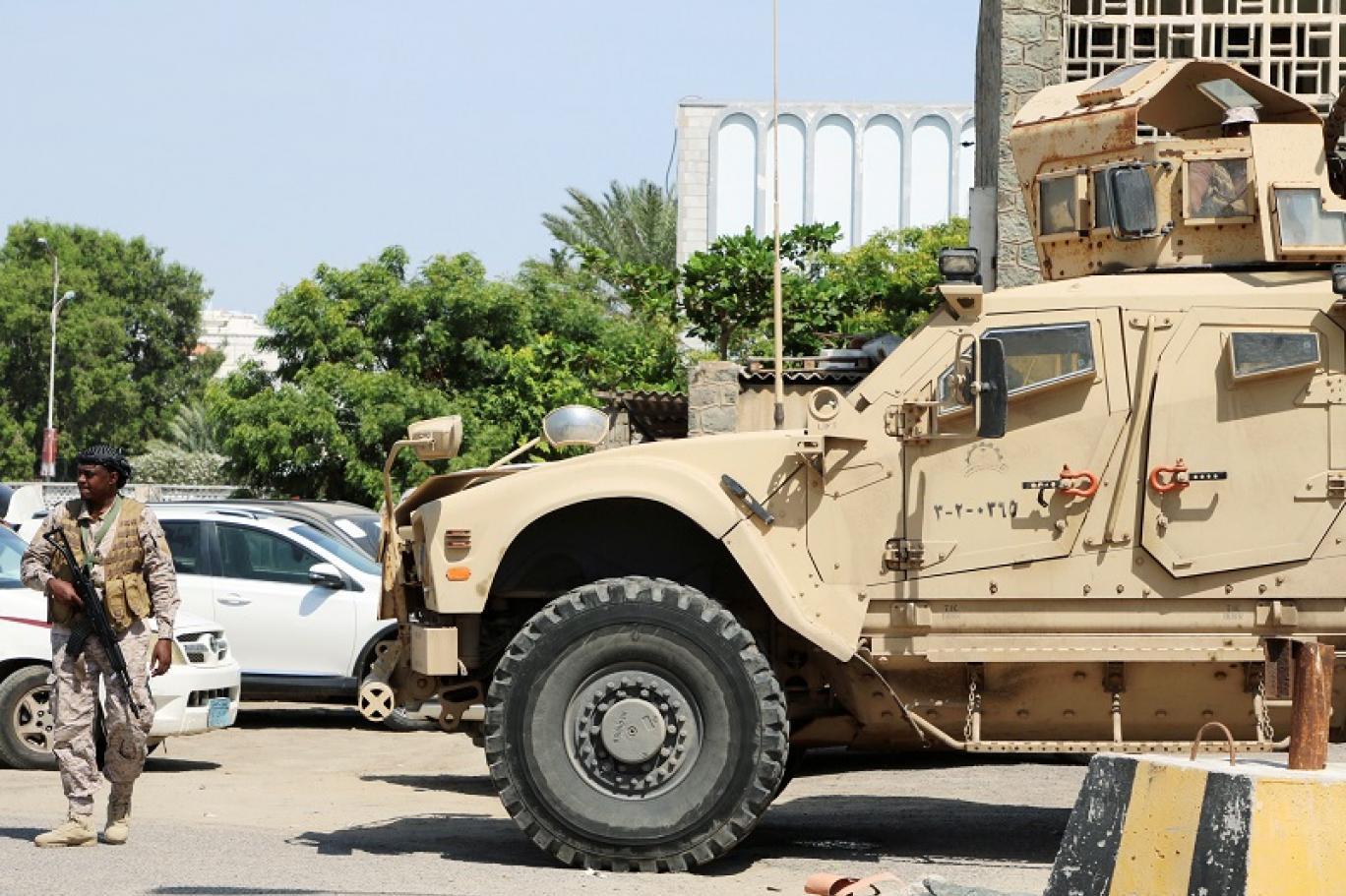 قوات سعودية تتحرك إلى محافظة لحج ومصدر يرجح أنها ستتمركز في قاعدة العند