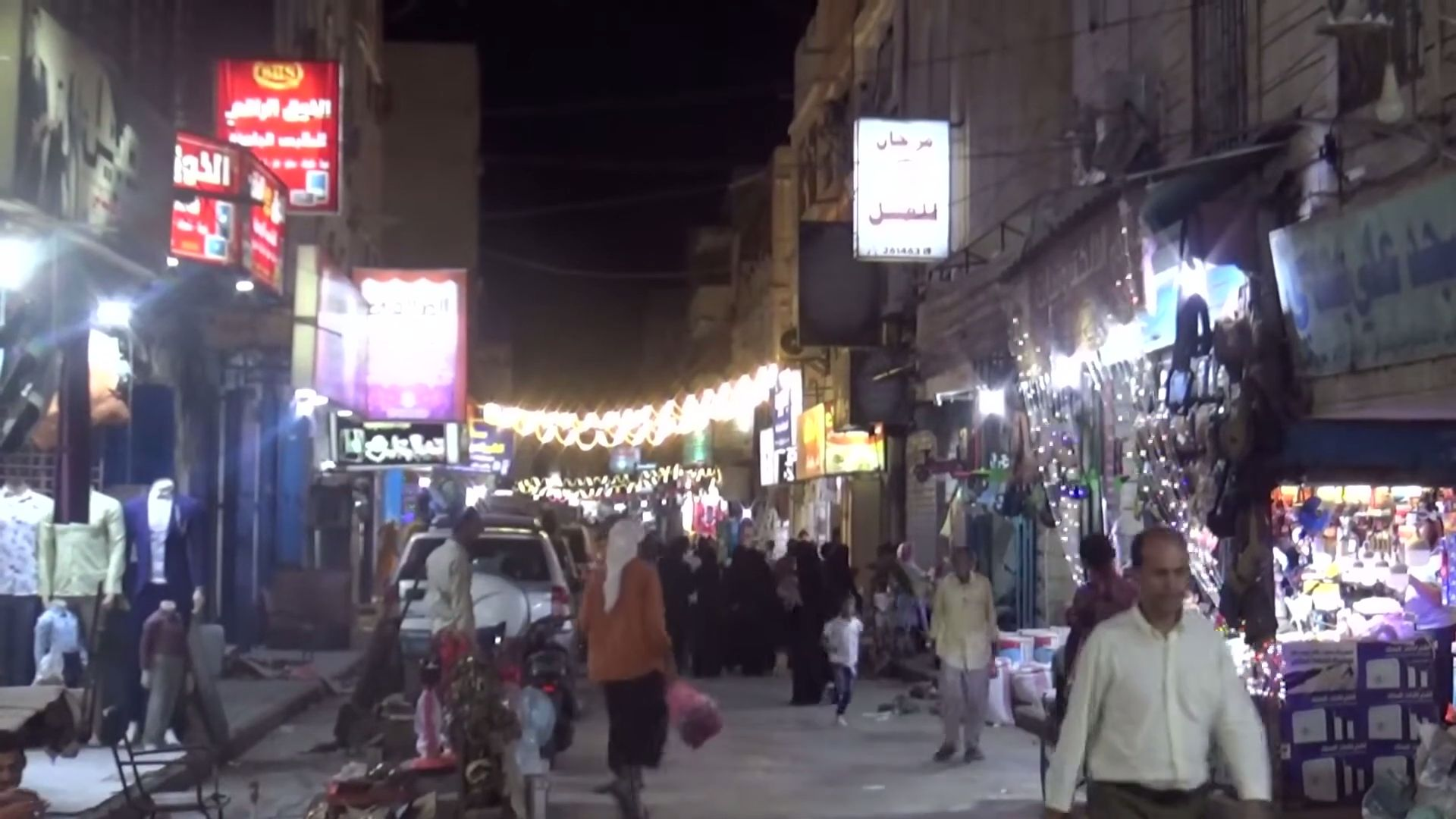 الابتهاج برمضان وطقوسه يصارع تدهور الأوضاع المعيشية للسكان في عدن