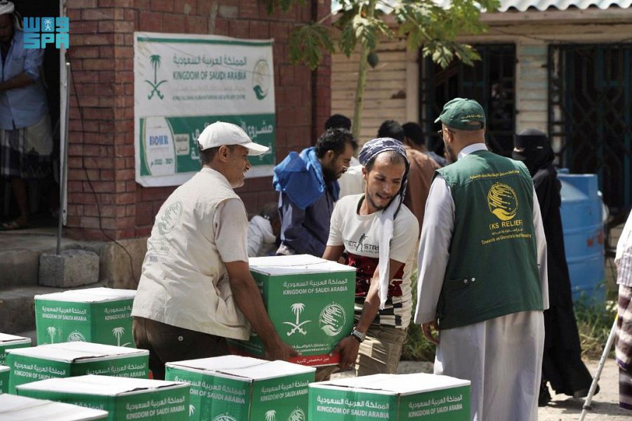 مركز الملك سلمان للإغاثة يوزع مساعدات غذائية في سقطرى
