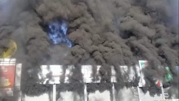 حريق يلتهم "برافو سنتر" أحد أكبر المراكز التجارية في صنعاء