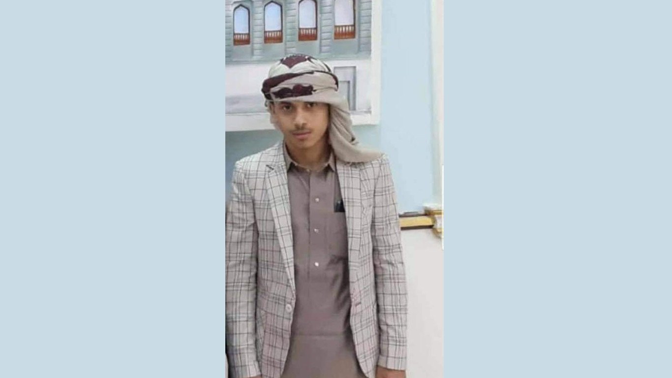 صنعاء.. ميليشيا الحوثي تقتل شاباً عشرينيا رفض تركيب "زينة المولد النبوي" على واجهة منزلهم