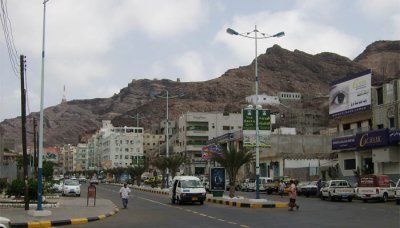 العشرات من المتاجر في "عدن" تغلق أبوابها غداة هبوط سعر صرف الريال وتراجع القدرة الشرائية