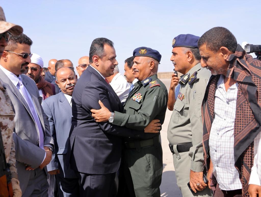 رئيس الوزراء بعد وصوله إلى عدن: التحديات أمامنا كبيرة