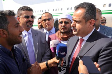 رئيس الوزراء عقب وصوله عدن يؤكد أن الجميع اليوم شريكٌ في مسؤولية إنجاح المهام المنصوص عليها في اتفاق الرياض