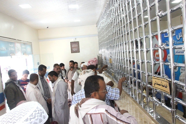 قطاع الصرافة في اليمن يبدأ اضراباً مفتوحاً بسبب تناقض الاجراءات بين البنك المركزي وفرعه بصنعاء