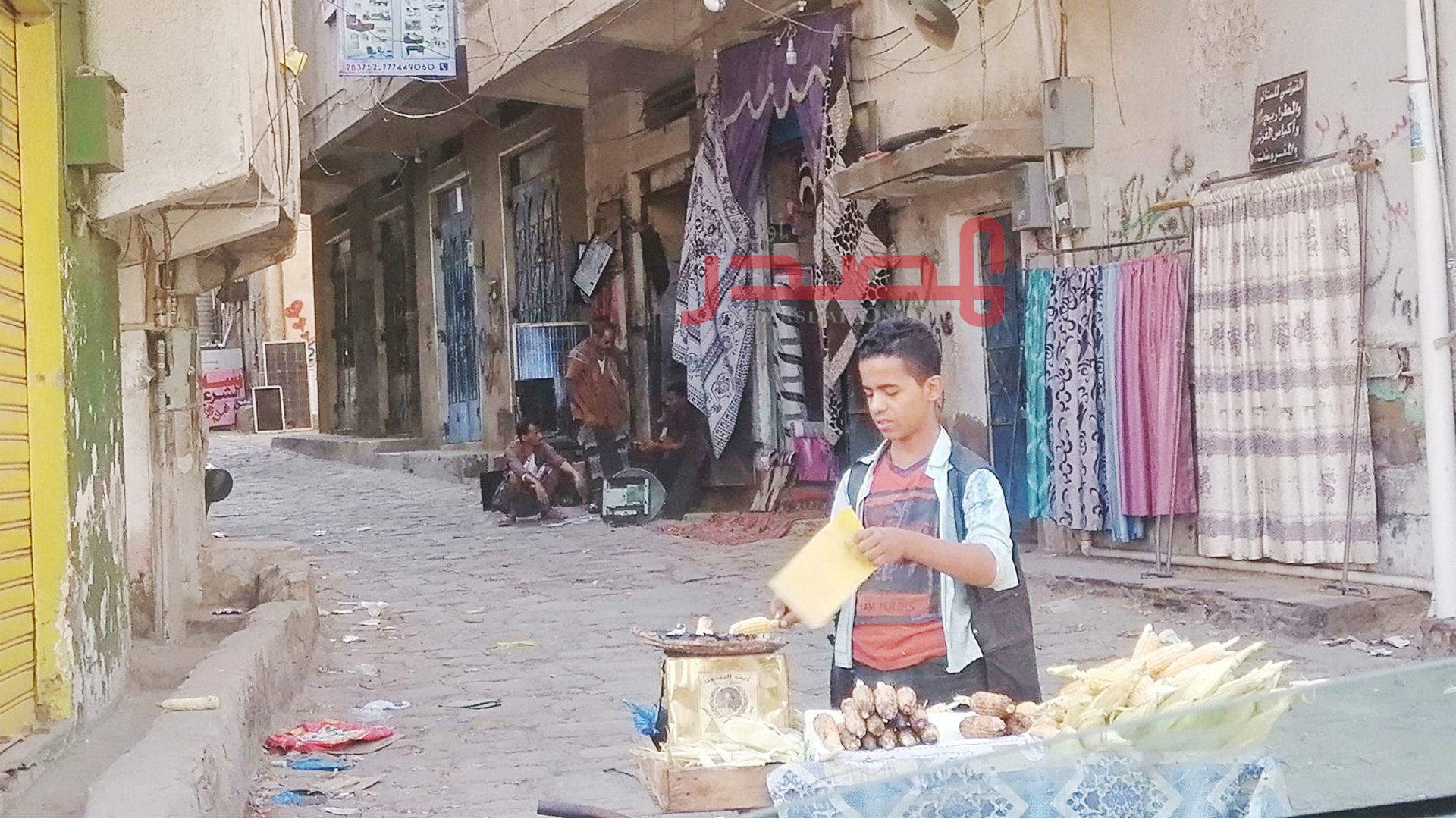 أطفال اليمن لا حقوق لهم.. بائع الذرة "يونس" حلمه كيف يحسن من مبيعاته في اليوم التالي