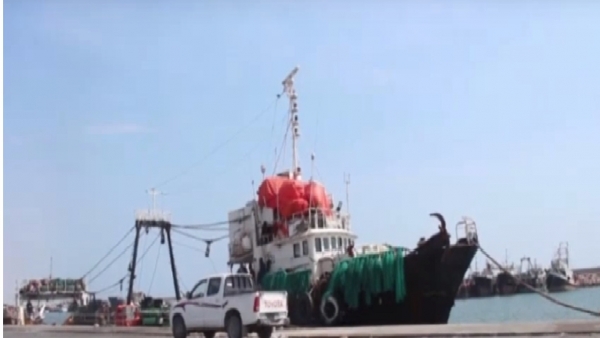ضباط إماراتيون يمنعون إعادة تشغيل ميناء الشحر في حضرموت