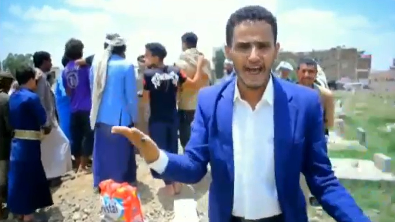 طلبة يشيعون مؤهلاتهم بعد استبعادهم من المقبولين في معهد القضاء الخاضع لسيطرة الحوثيين في صنعاء