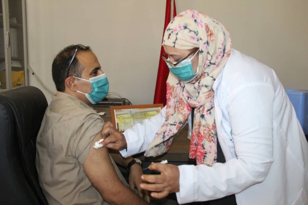 حذر من نفاذ اللقاح.. وزير الصحة: نصف مليون يمني تلقوا لقاح كورونا
