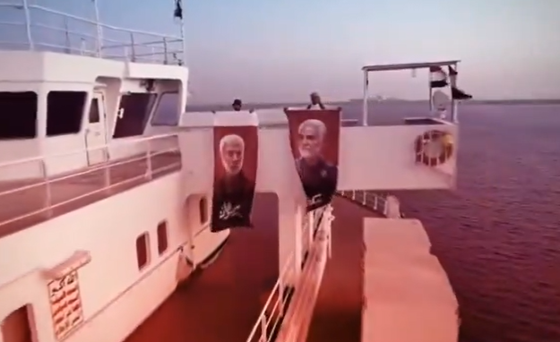 وكالة إيرانية تبث مشاهد لرفع صور قادة الحرس الثوري على سفينة "جالاكسي" المحتجزة لدى الحوثيين في الحديدة