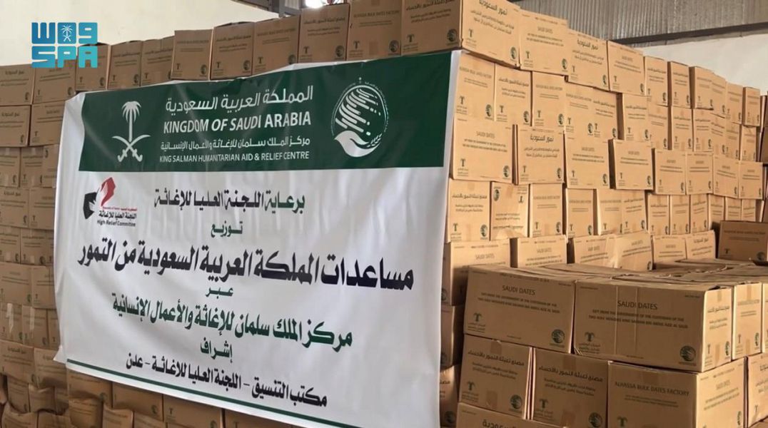 مركز الملك سلمان للإغاثة يسلّم 100 طن من التمور إلى اليمن