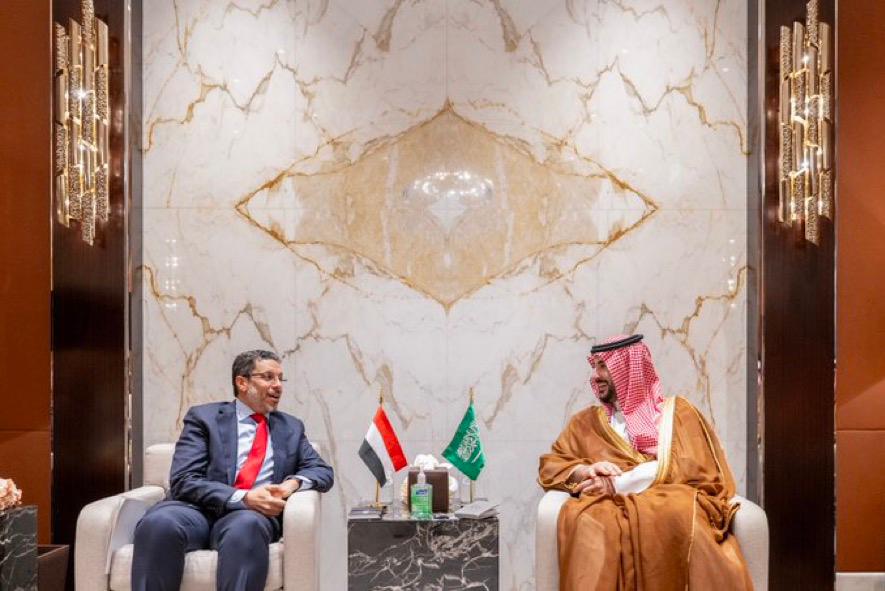 وزير الدفاع السعودي يجدد وقوف بلاده مع اليمن وبن مبارك يؤكد أن الدعم السعودي أساسي لتجاوز التحديات الراهنة