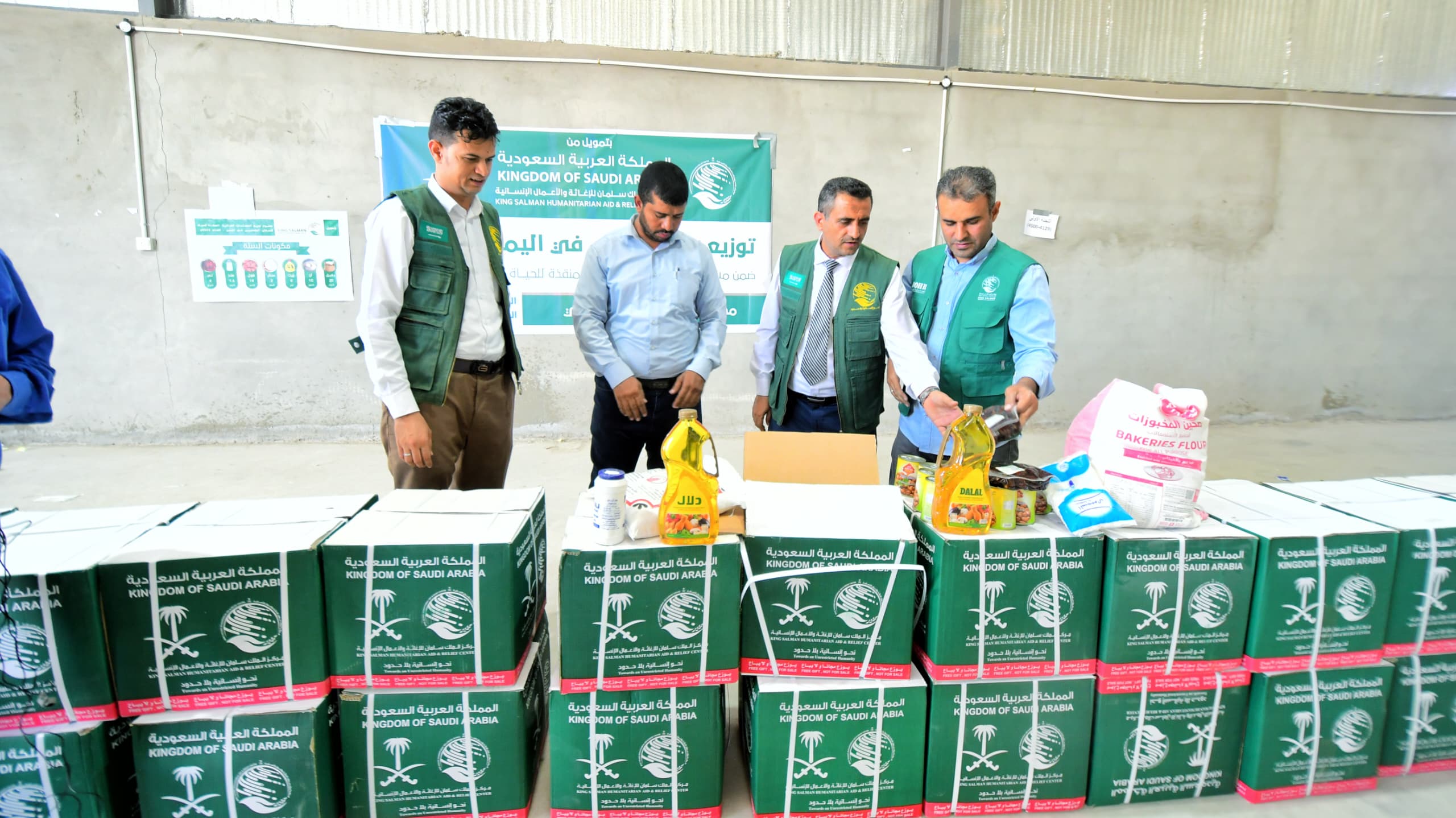 مركز الملك سلمان يدشن مشروع توزيع سلة إطعام بمدينة مأرب ويوقع برنامجاً تنفيذياً لرعاية الأيتام في حضرموت