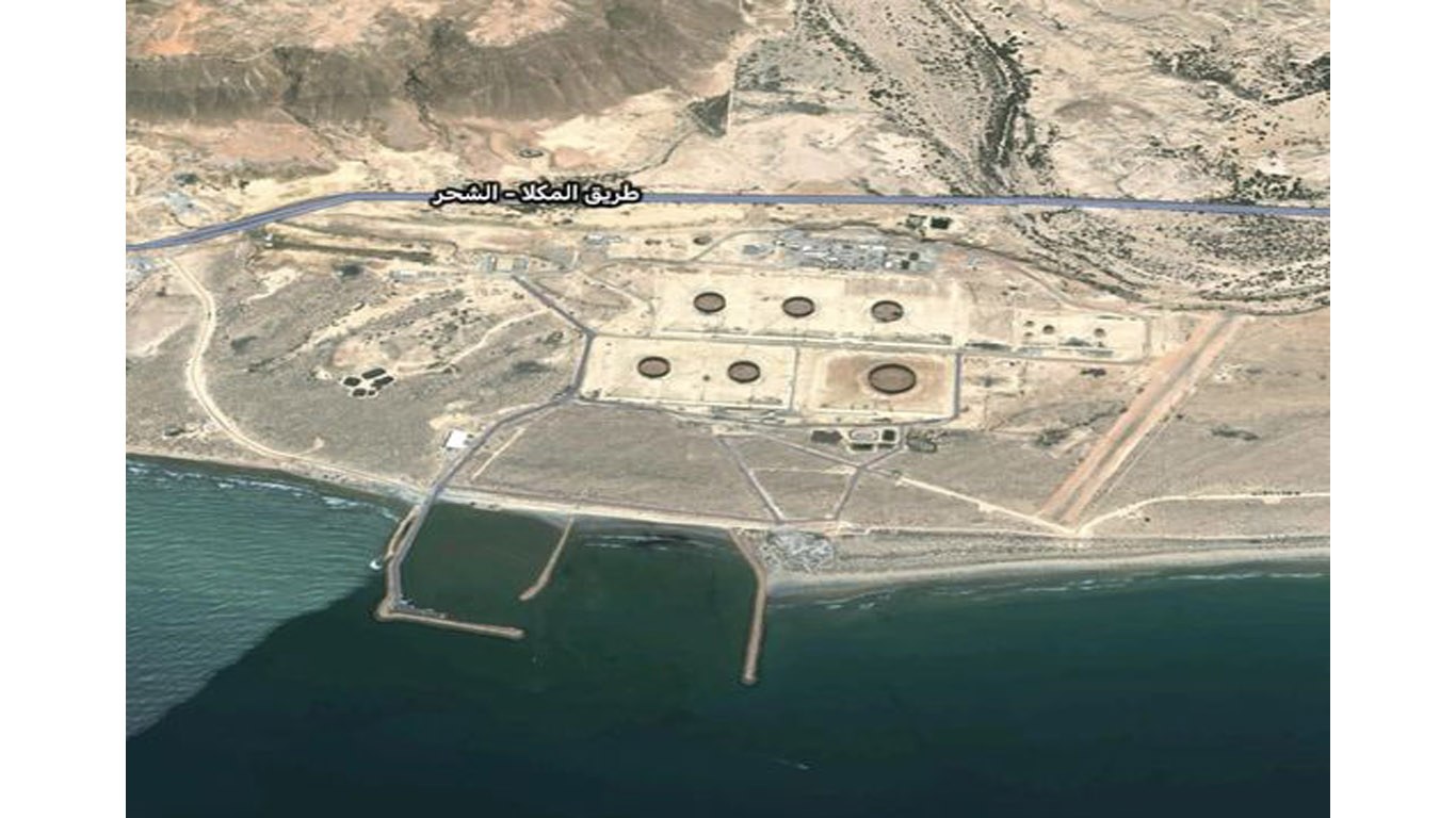في ثاني هجوم من نوعه.. ميليشيا الحوثي تقصف ميناء الضبة النفطي في حضرموت وتجبر ناقلة نفط على المغادرة دون تحميل