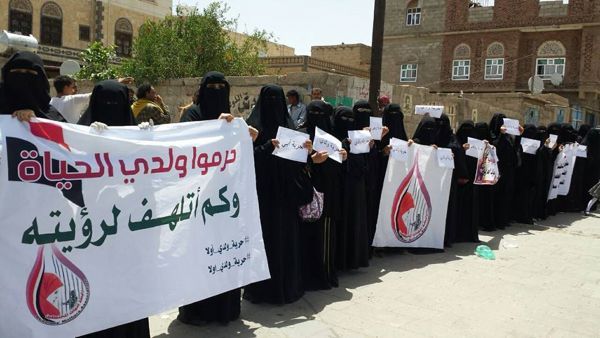 في عيد الأم..أمهات اليمن بين المقابر والسجون