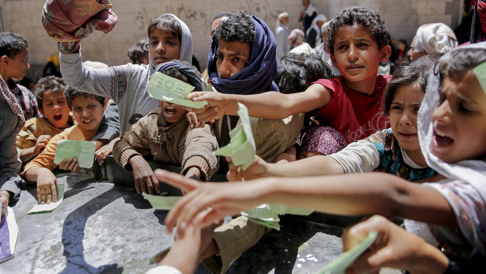 الحكومة تدعو لتوحيد قنوات تحويل المساعدات وتحث البنك الدولي على تقديم آلية شفافة لتقييم المنظمات الأممية العاملة في اليمن