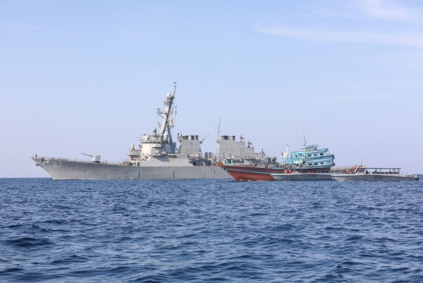 البحرية الأمريكية تضبط سفينة تهريب سلاح للحوثيين في خليج عُمان وتسلم طاقمها لليمن