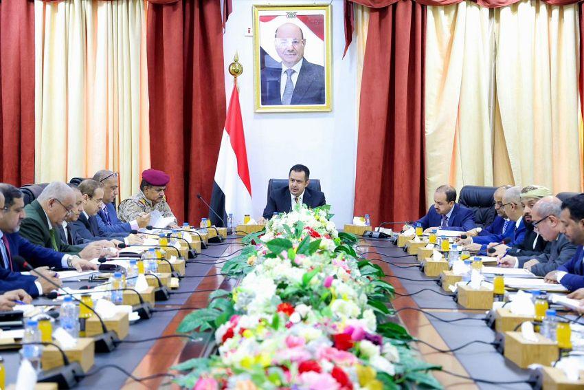 الحكومة تقول إنها صادقت على خطط عسكرية وأمنية واستخبارية لمواجهة استهداف الحوثيين للموانئ النفطية