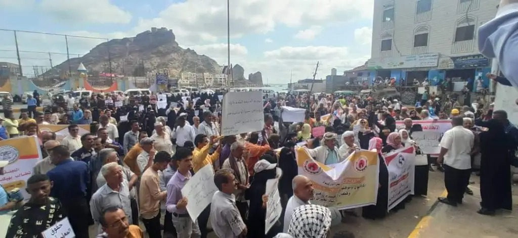 عمال وموظفو القطاع العام ينظمون وقفة احتجاجية أمام قصر "معاشيق" في عدن للمطالبة بتحسين أوضاعهم المعيشية