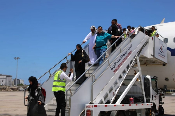 ابتداءً من اليوم الجمعة.. الخارجية اليمنية تعلن عن تسيير سبع رحلات جوية لإجلاء 1250 عالقاً في السودان