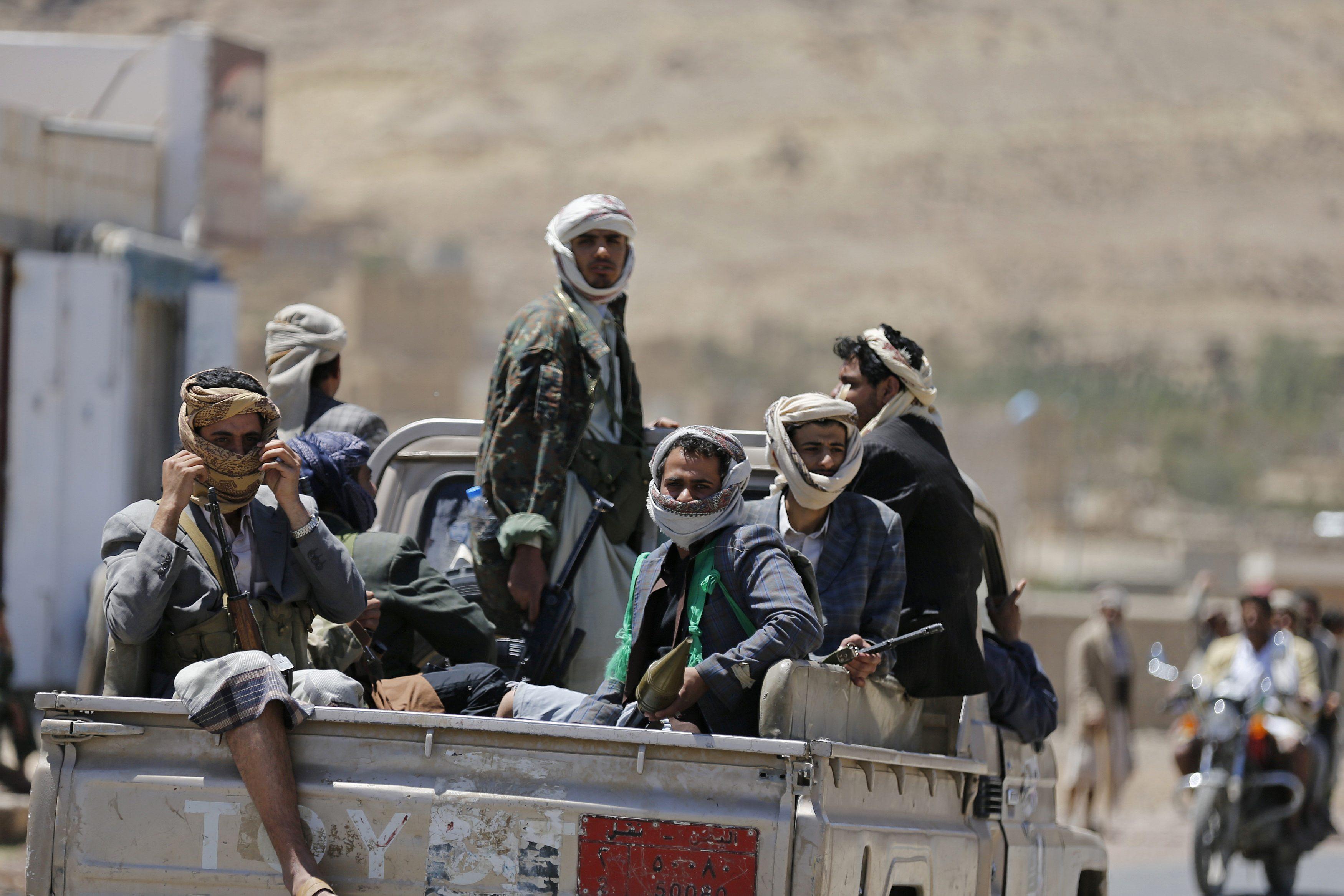 مليشيا الحوثي تختطف أكثر من 20 شخصا بينهم شيخ قبلي بعد مداهمة جنازة في قرية بالبيضاء