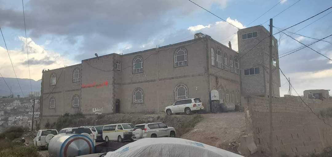 بعد يومين على احتلال المسجد ومرافقه.. مليشيا الحوثي تختطف خطيب وإمام مسجد التوحيد في إب