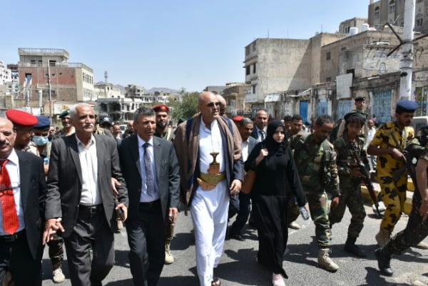 محافظ تعز يدعو الحوثيين لفتح طريق فرزة صنعاء الحوبان: خطوة إنسانية للتخفيف من معاناة المحاصرين