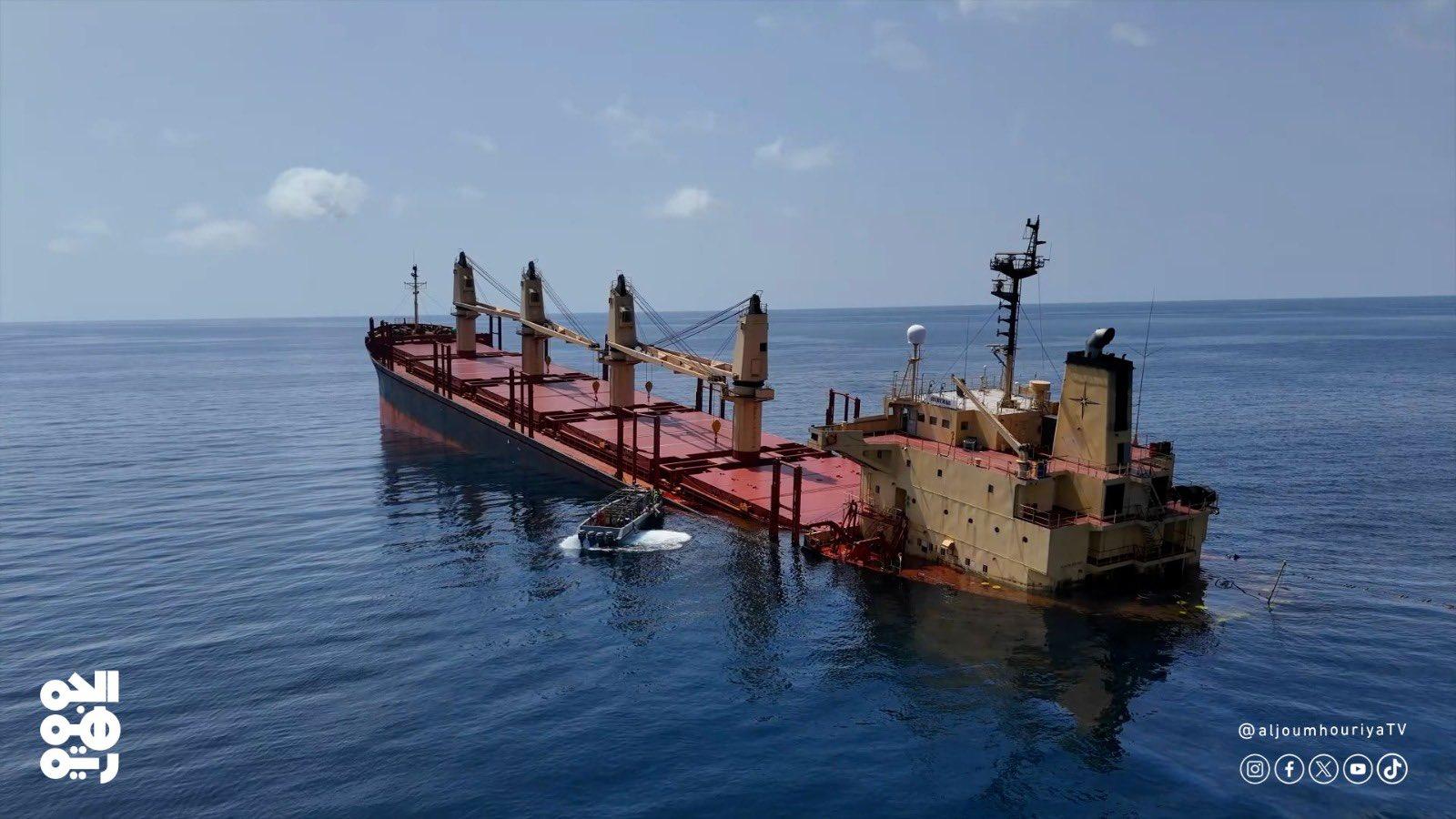 مقتل صياد وإصابة وفقدان آخرين في غارات استهدفت قارب صيد قرب سفينة "روبيمار" الجانحة غرب اليمن