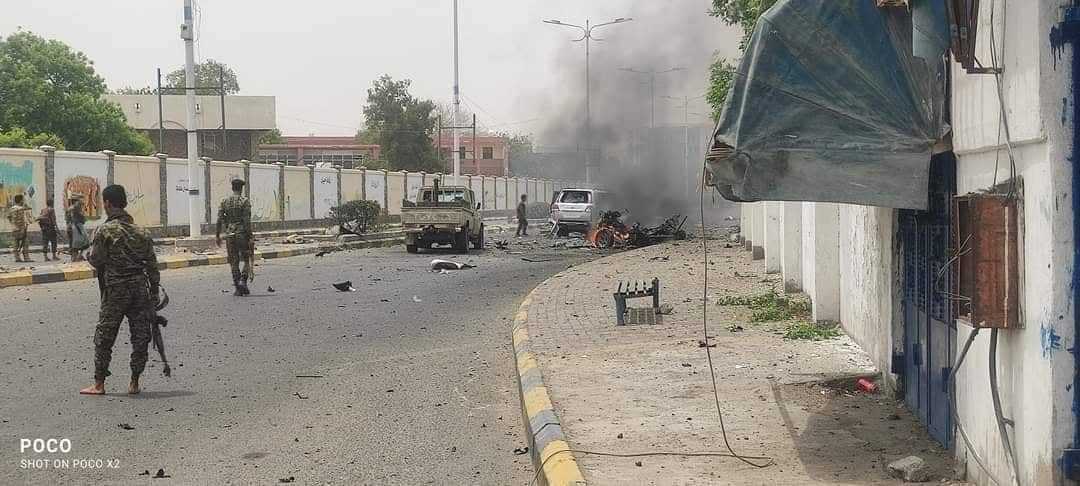 مقتل ثلاثة من مرافقي مدير أمن لحج اللواء "صالح السيد" جراء انفجار سيارة مفخخة استهدفت موكبه شرقي عدن