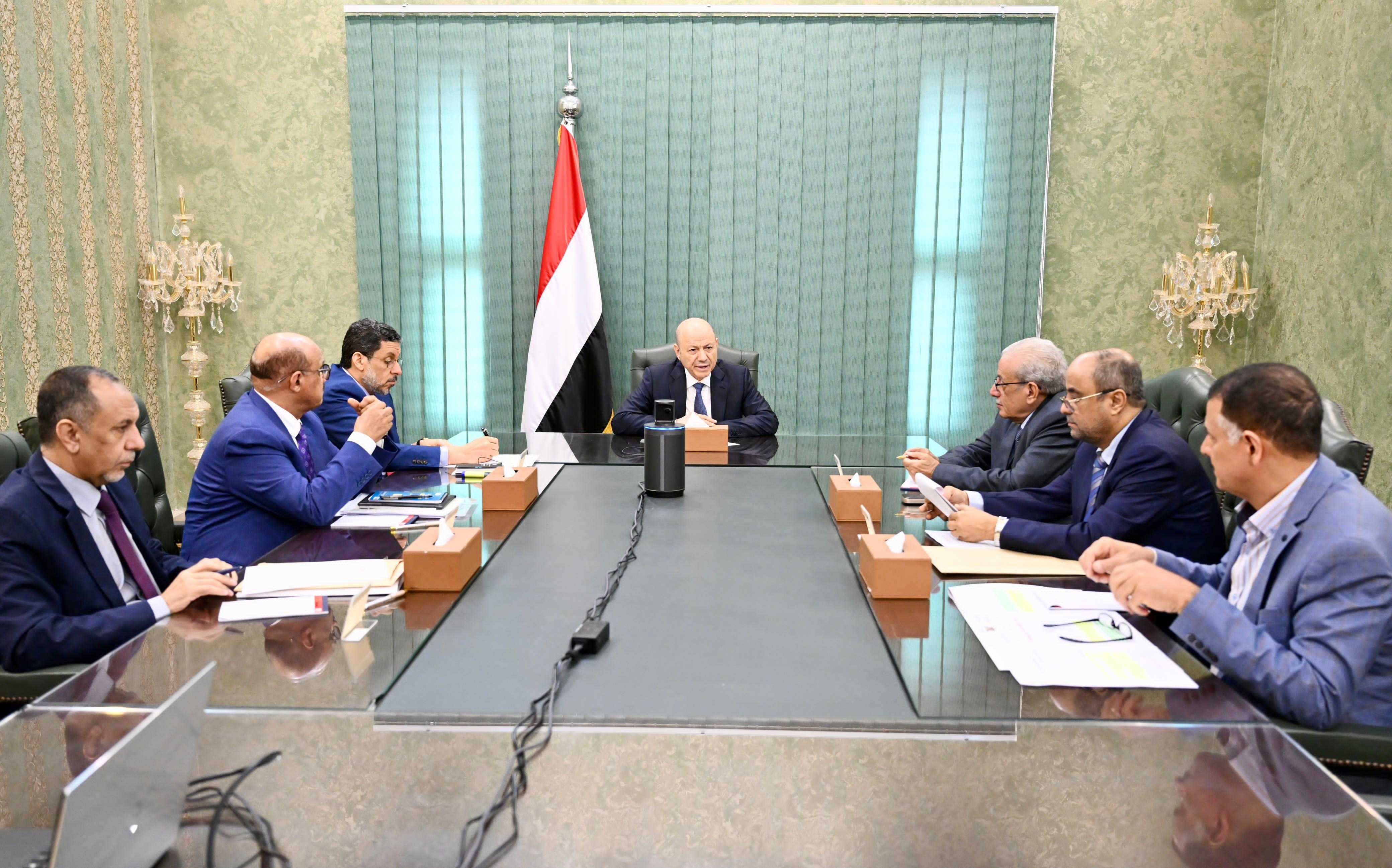 بعد يوم من إعلان الحوثيين صك عملة معدنية.. العليمي يجتمع مع رئيس الحكومة ومحافظ البنك المركزي