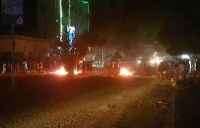 عدن.. احتجاجات شعبية منددة بانهيار خدمة الكهرباء في مديرية الشيخ عثمان
