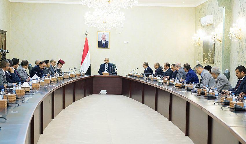 مجلس الوزراء يؤكد دعم توجيهات وزير النقل بتحويل إيرادات طيران اليمنية إلى بنوك عدن
