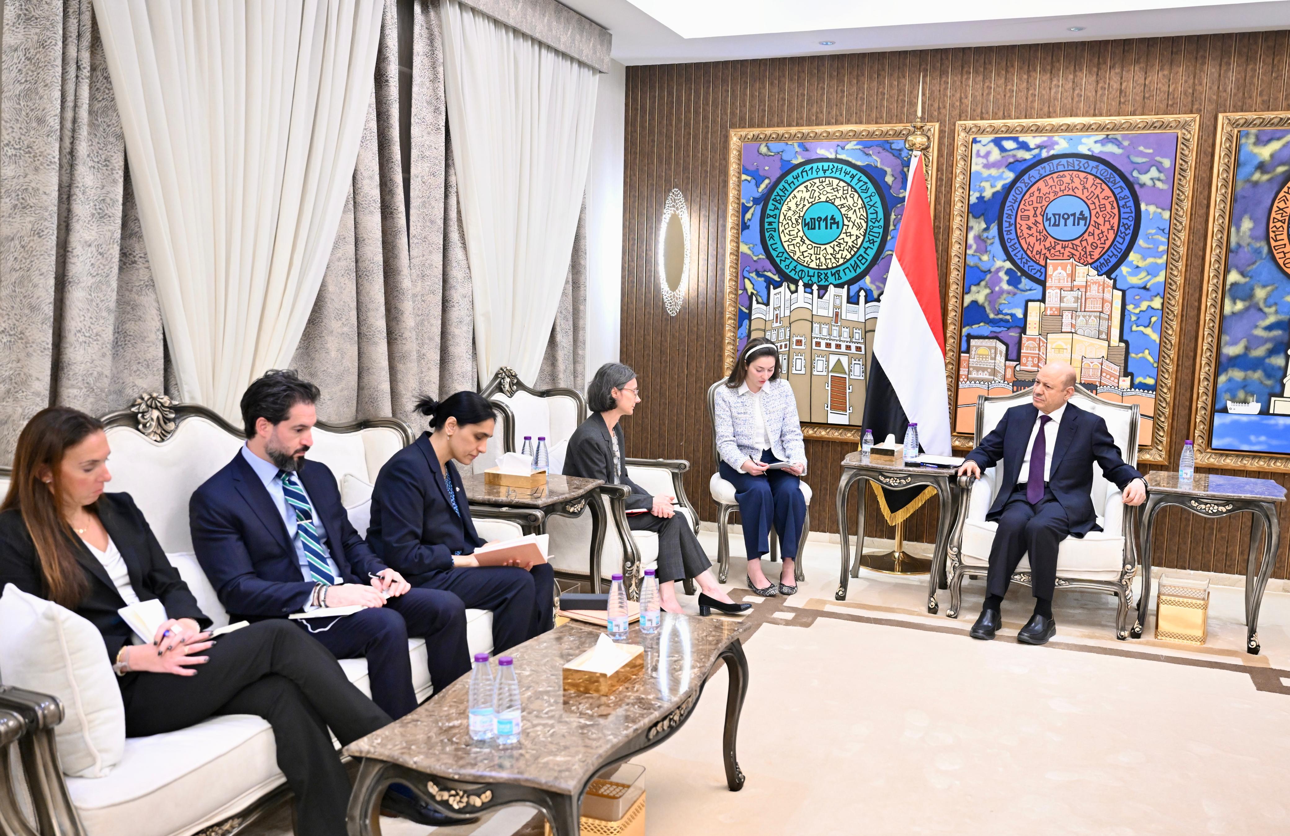 العليمي: ما حدث في المحافظات الشرقية تحديا لجهود الدولة ومحاولة لخلق واقع موازي