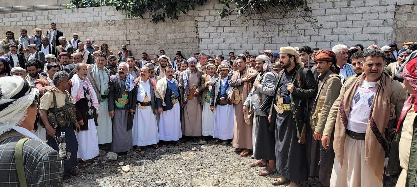 قبائل همدان شمال صنعاء تحتشد رفضاً لقرار حوثي يستهدف تقسيم أراضي المديرية