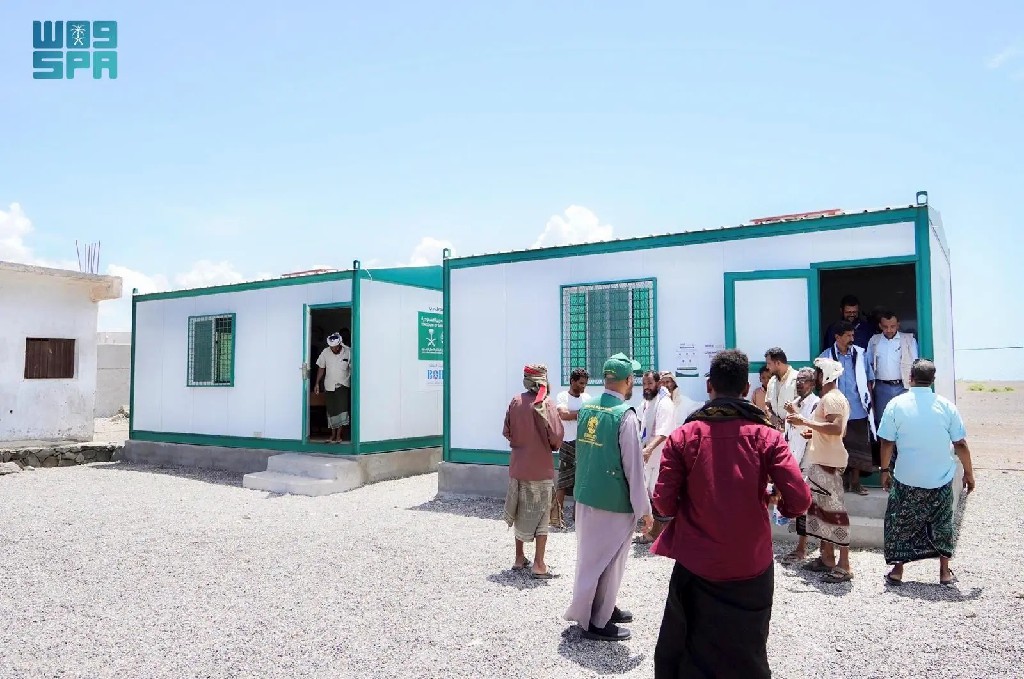 مركز الملك سلمان للإغاثة يسلّم 5 فصول دراسية بديلة في لحج