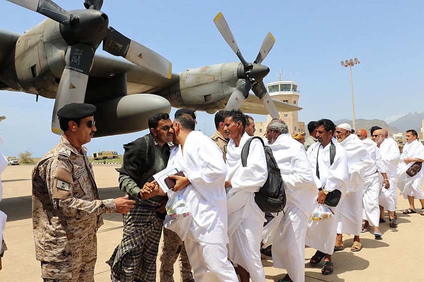  نقلتهم القوات المشتركة السعودية... تفويج ٨٢ حاجاً عبر مطار سقطرى الدولي